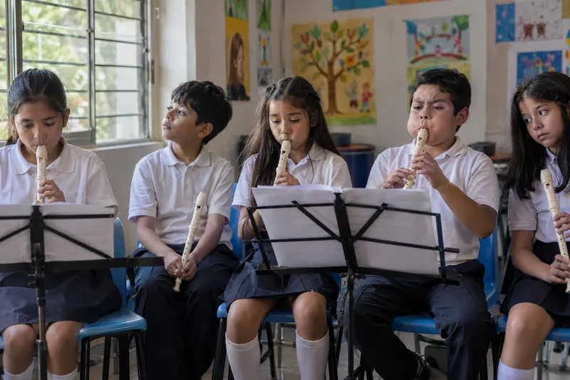 Una clase de flauta en la que cada alumno va a un ritmo distinto