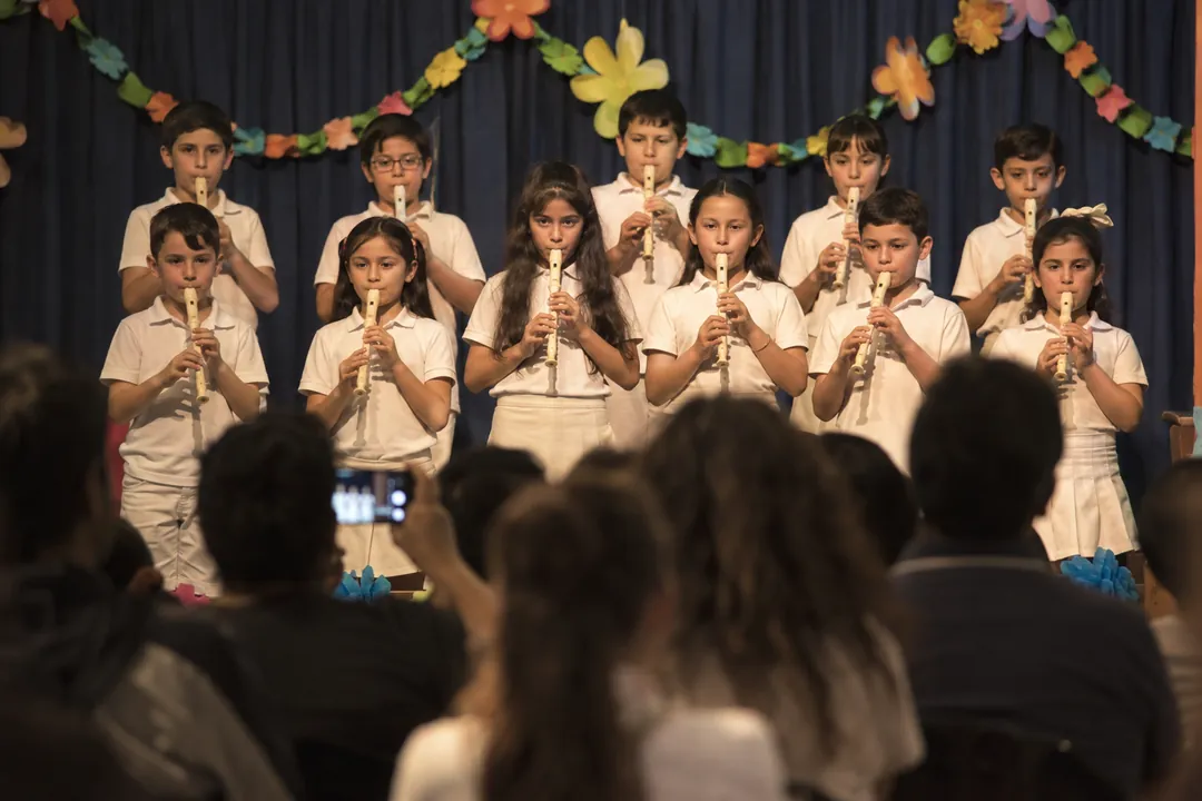 Alumnos tocando la flauta en el festival de fin de año